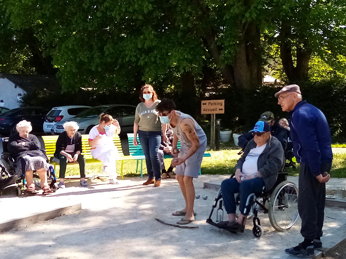 Activité pétanque avec les équipes en extérieur